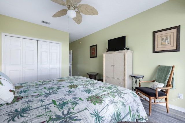 775 Gulf Shore Dr Unit 9222, Destin, FL 32541 - bedroom featuring a closet, wood finished floors, baseboards, and a ceiling fan