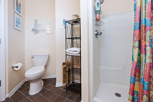 775 Gulf Shore Dr Unit 9222, Destin, FL 32541 - bathroom featuring a shower with curtain, tile patterned floors, toilet, and baseboards