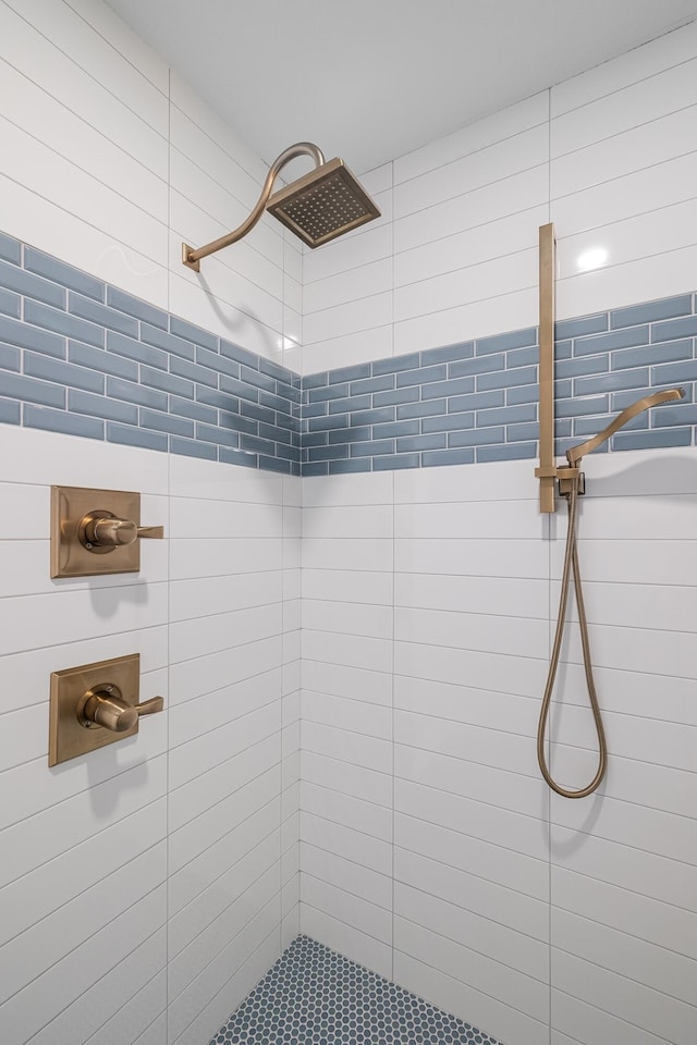 full bath with tiled shower