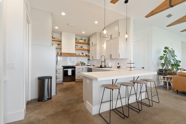 kitchen with stove, a sink, open shelves, a peninsula, and a kitchen breakfast bar