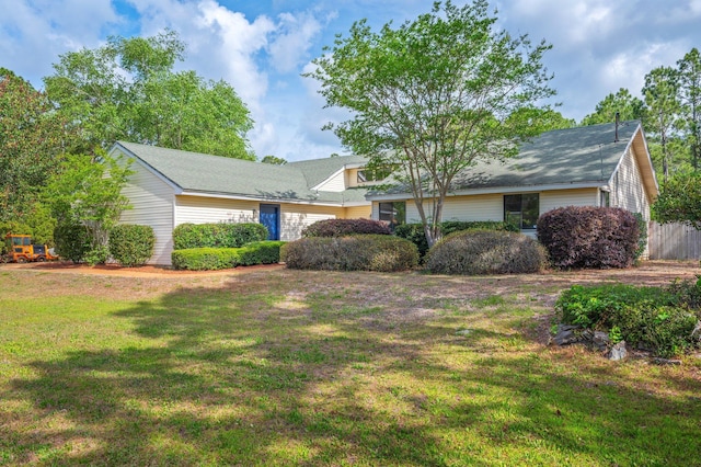 view of front of house featuring a front yard