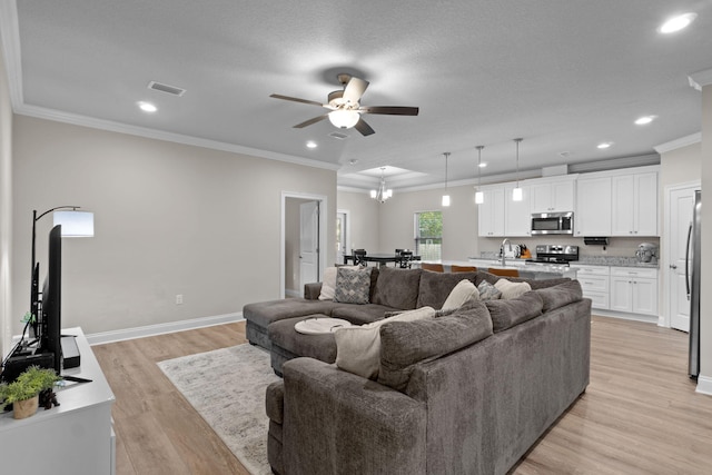 5414 Harmony Ln, Gulf Breeze, FL 32563 - living area featuring a ceiling fan, crown molding, light wood finished floors, baseboards, and recessed lighting