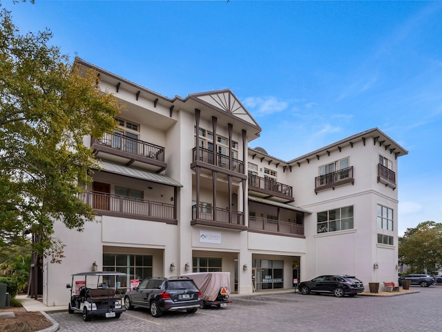view of apartment building / complex