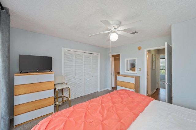 bedroom featuring a closet, a ceiling fan, and a textured ceiling