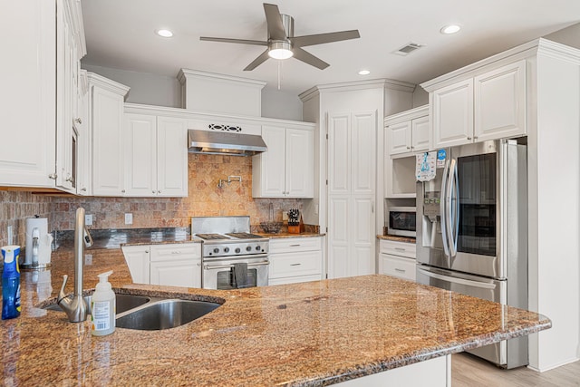 4724 Rendezvous Cv, Destin, FL 32541 - kitchen with appliances with stainless steel finishes, ventilation hood, a sink, ceiling fan, and white cabinets