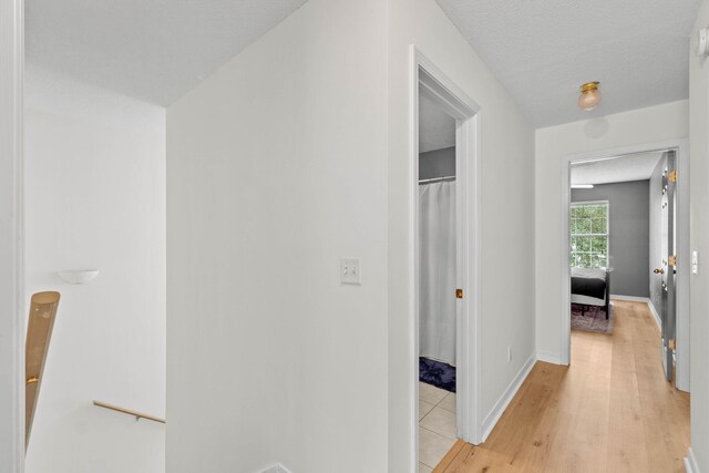 9 5th Ave, Shalimar, FL 32579 - hall featuring light wood-style floors and baseboards