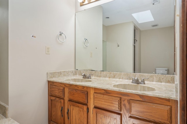 829 S Turnberry Cv, Niceville, FL 32578 - full bath featuring a skylight, double vanity, and toilet