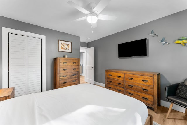 236 Little Canal Dr, Santa Rosa Beach, FL 32459 - bedroom with light wood-style flooring, a closet, and ceiling fan