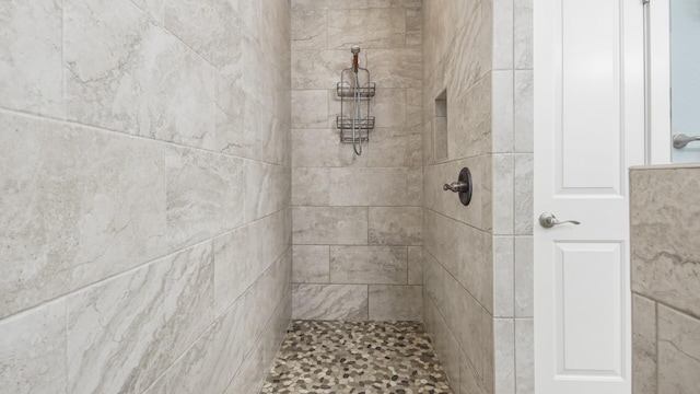 995 Airport Rd Unit 28, Destin, FL 32541 - bathroom featuring a tile shower