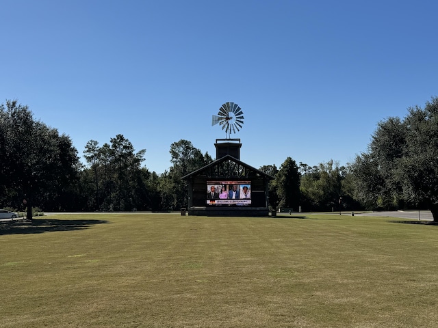 view of property's community featuring a lawn