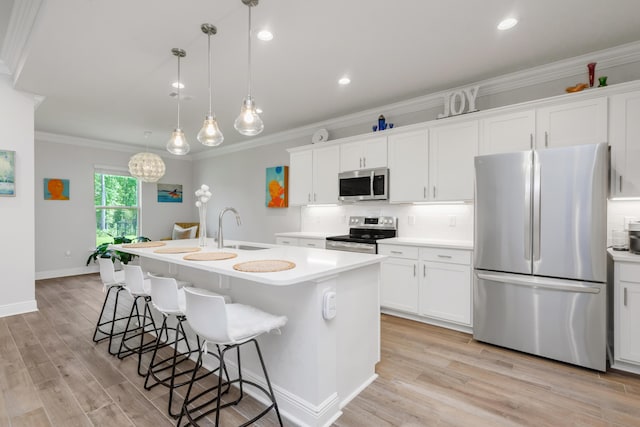 27 Cozy Cv, Freeport, FL 32439 - kitchen with appliances with stainless steel finishes, light countertops, a kitchen island with sink, ornamental molding, and a kitchen bar