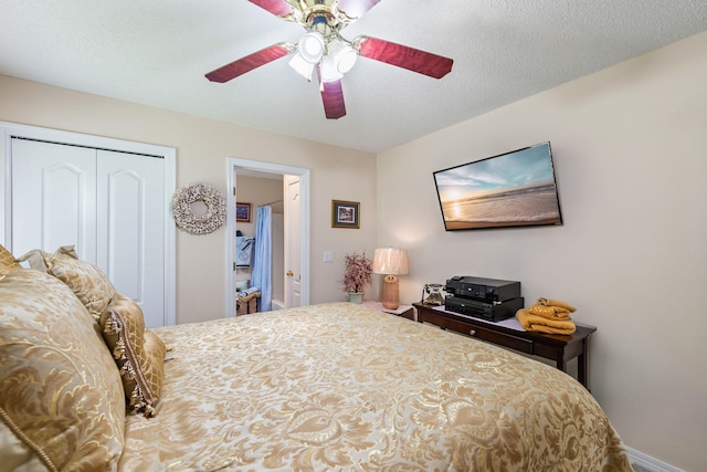 2424 Pineneedle Dr, Navarre, FL 32566 - bedroom with a closet and a ceiling fan