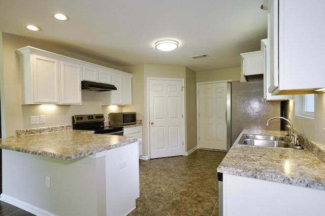 1422 Oakwood Lakes Blvd, Defuniak Springs, FL 32433 - kitchen with appliances with stainless steel finishes, under cabinet range hood, a sink, white cabinetry, and light countertops