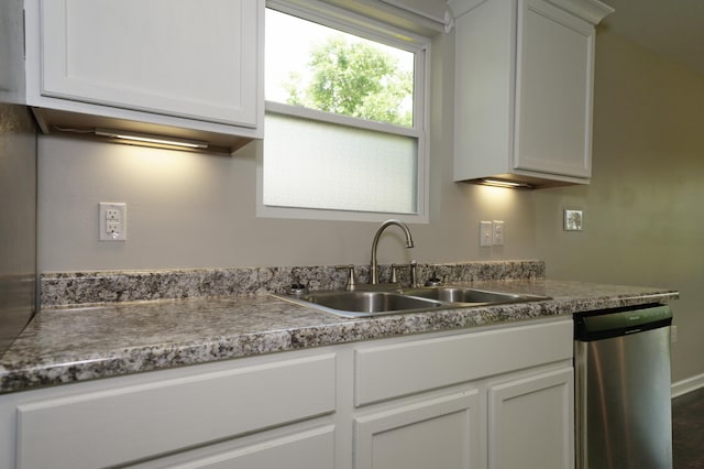 1422 Oakwood Lakes Blvd, Defuniak Springs, FL 32433 - kitchen with dishwasher, a sink, and white cabinets