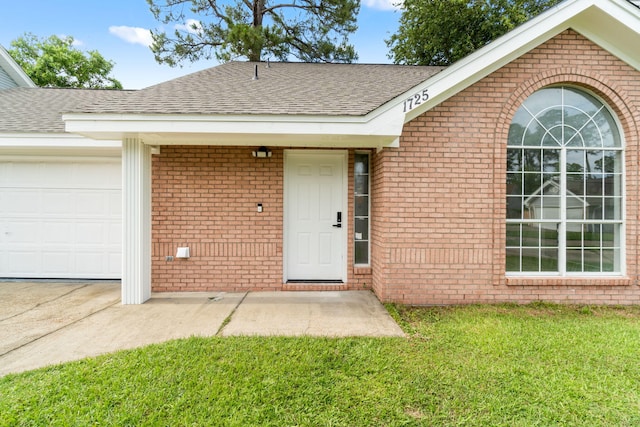 1725 Colonial Ct, Fort Walton Beach, FL 32547 - view of front of house featuring brick siding, an attached garage, a shingled roof, and a front yard