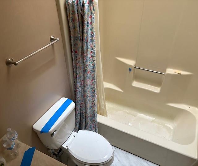full bathroom featuring toilet and shower / tub combo with curtain