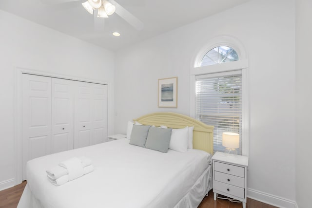 bedroom with dark wood-style floors, a closet, a ceiling fan, recessed lighting, and baseboards