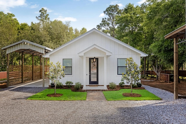 1650 Caswell Rd, Defuniak Springs, FL 32433 - view of front of property with gravel driveway, fence, and board and batten siding