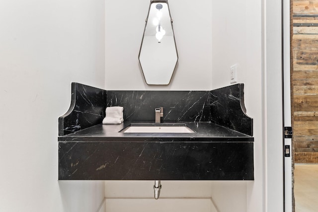 bathroom featuring a sink