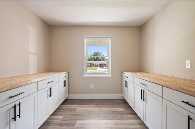 1411 28th St, Niceville, FL 32578 - laundry area featuring light wood-style flooring and baseboards