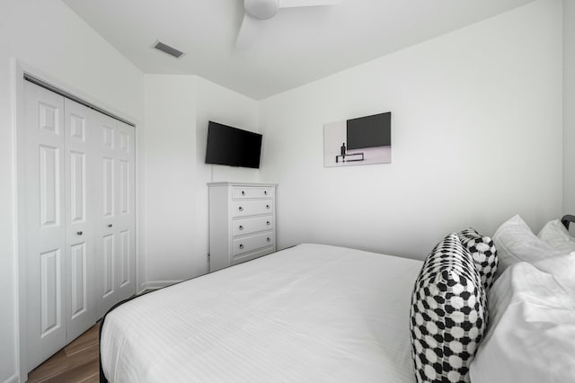 216 E Park Place Ave, Inlet Beach, FL 32461 - bedroom featuring dark wood finished floors, a closet, and a ceiling fan