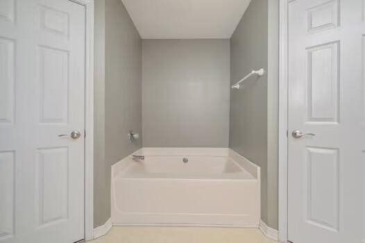 430 Hatchee Dr, Crestview, FL 32536 - full bathroom featuring a garden tub and baseboards