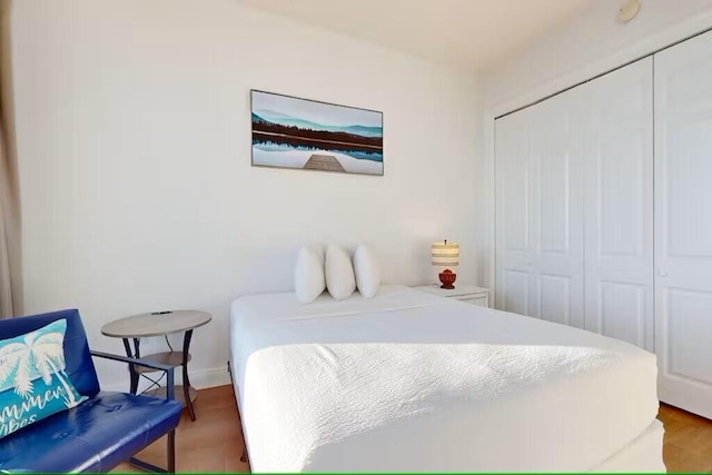 15100 Emerald Coast Pkwy Unit Ph4, Destin, FL 32541 - bedroom featuring a closet and light wood-style floors