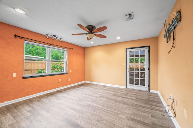 3 NE Windsor Ln, Fort Walton Beach, FL 32547 - unfurnished room with ceiling fan, light wood-style floors, baseboards, and recessed lighting