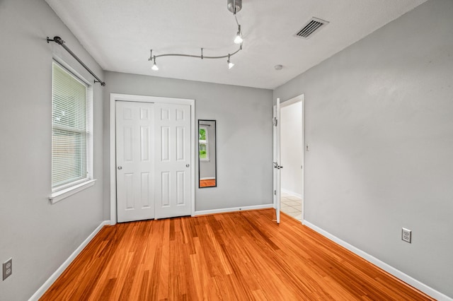 3 NE Windsor Ln, Fort Walton Beach, FL 32547 - unfurnished bedroom with light wood-type flooring, baseboards, and a closet