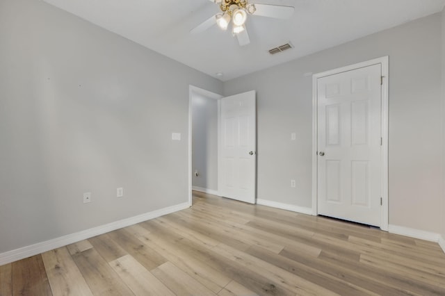 unfurnished bedroom featuring light wood finished floors, baseboards, and ceiling fan