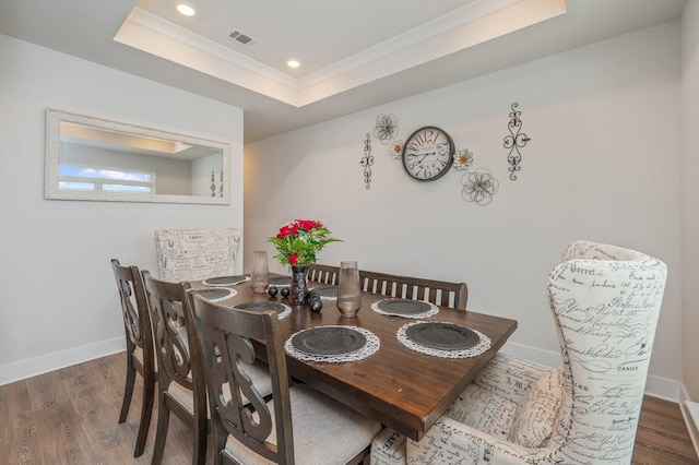 602 Champ Trl, Crestview, FL 32539 - dining space featuring wood finished floors, a tray ceiling, baseboards, ornamental molding, and recessed lighting