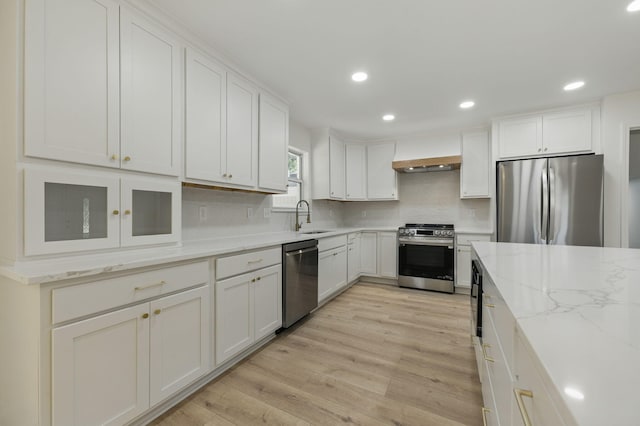 20 NW Higdon Ct, Fort Walton Beach, FL 32547 - kitchen with stainless steel appliances, a sink, light wood-type flooring, recessed lighting, and backsplash