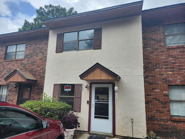 696 Tyner St Unit 7, Fort Walton Beach, FL 32547 - view of front facade featuring stucco siding and brick siding