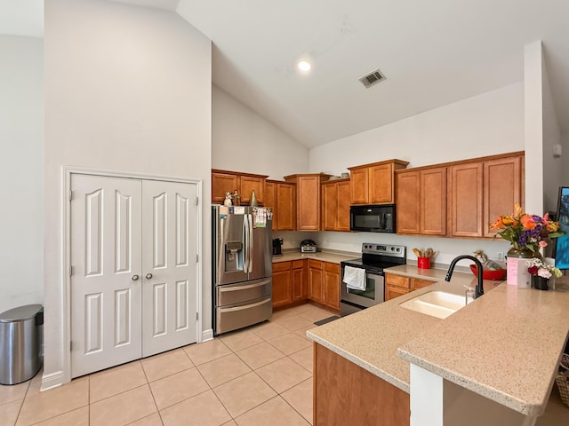 312 Scotch Pine Ln, Crestview, FL 32536 - kitchen featuring stainless steel appliances, a sink, high vaulted ceiling, light tile patterned floors, and a peninsula
