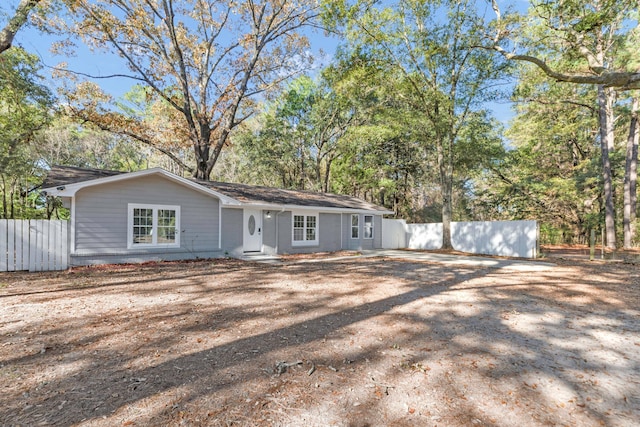 319 Jones Rd, Crestview, FL 32536 - view of front of house featuring fence, dirt driveway, and view of wooded area