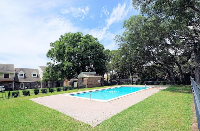 118 5th Ave Unit 118, Shalimar, FL 32579 - community pool with a patio