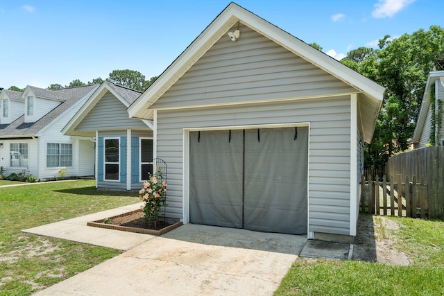 2512 Georgetown Ln, Fort Walton Beach, FL 32547 - view of front facade featuring driveway and a garage