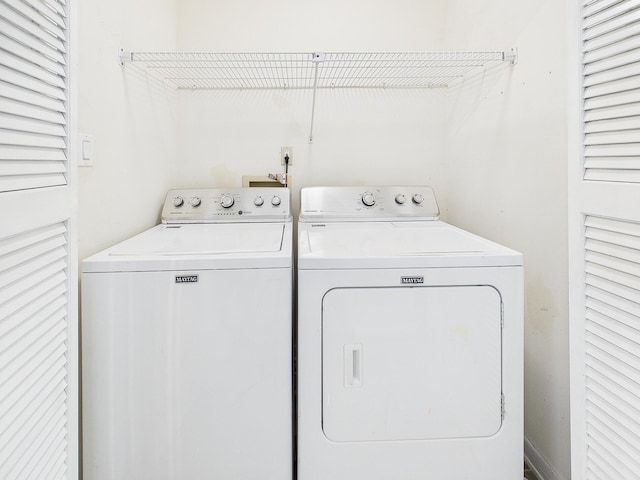 1000 Bay Dr Unit 524, Niceville, FL 32578 - washroom featuring washing machine and dryer