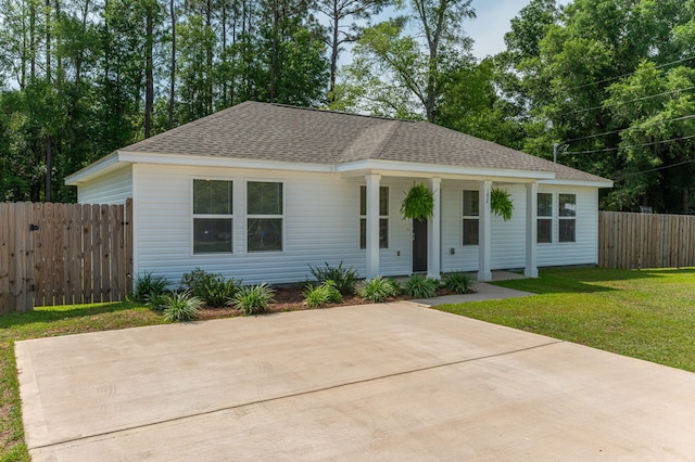 192 S Norwood Rd, Defuniak Springs, FL 32435 - bungalow featuring a shingled roof and covered porch