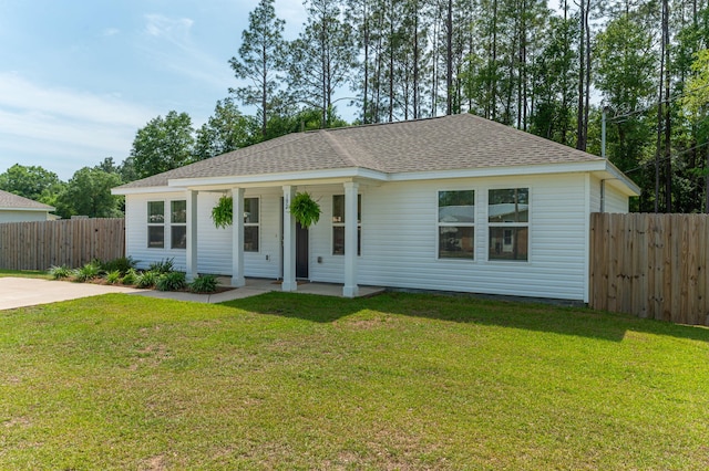 192 S Norwood Rd, Defuniak Springs, FL 32435 - ranch-style house with roof with shingles and covered porch