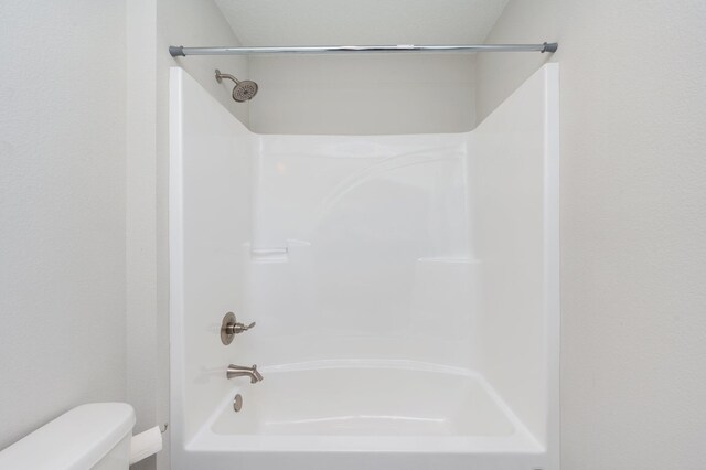 192 S Norwood Rd, Defuniak Springs, FL 32435 - bathroom with toilet and washtub / shower combination