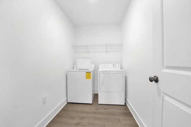 262 Bayou Bend Ln, Panama City, FL 32404 - laundry area featuring washer and clothes dryer, wood finished floors, and baseboards