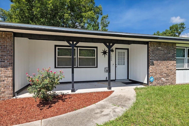 1008 Aspen Ct, Fort Walton Beach, FL 32547 - doorway to property featuring brick siding and a porch
