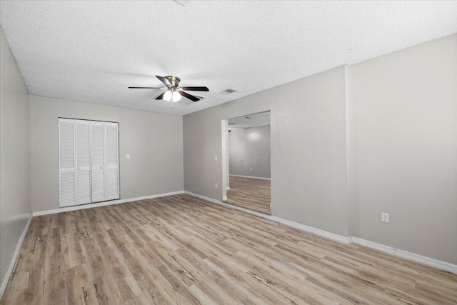 1008 Aspen Ct, Fort Walton Beach, FL 32547 - unfurnished bedroom with light wood-style flooring, baseboards, a textured ceiling, a ceiling fan, and a closet