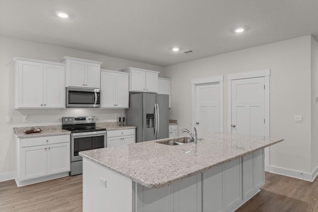 608 Champ Trl, Crestview, FL 32539 - kitchen featuring stainless steel appliances, a sink, light wood finished floors, white cabinetry, and recessed lighting