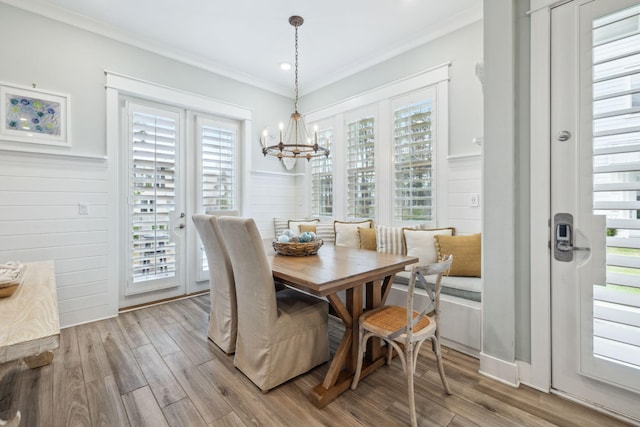 25 E Pine Lands Loop Unit B, Inlet Beach, FL 32461 - dining space featuring breakfast area, a chandelier, light wood-type flooring, crown molding, and wainscoting
