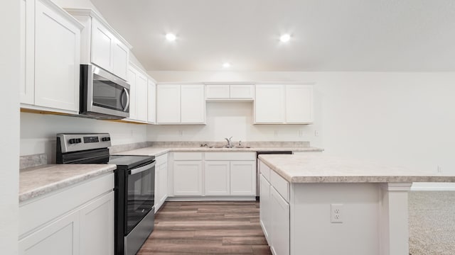 720 Riverwalk Cir, Freeport, FL 32439 - kitchen featuring stainless steel appliances, a sink, a kitchen island, white cabinetry, and light countertops