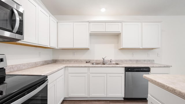 720 Riverwalk Cir, Freeport, FL 32439 - kitchen with appliances with stainless steel finishes, a sink, white cabinets, light countertops, and recessed lighting