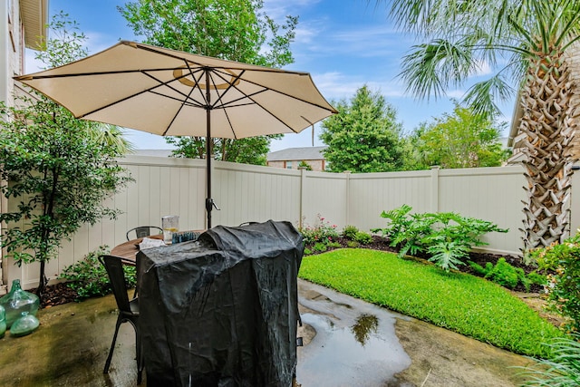 8726 Brown Pelican Cir, Navarre, FL 32566 - fenced backyard featuring a patio area