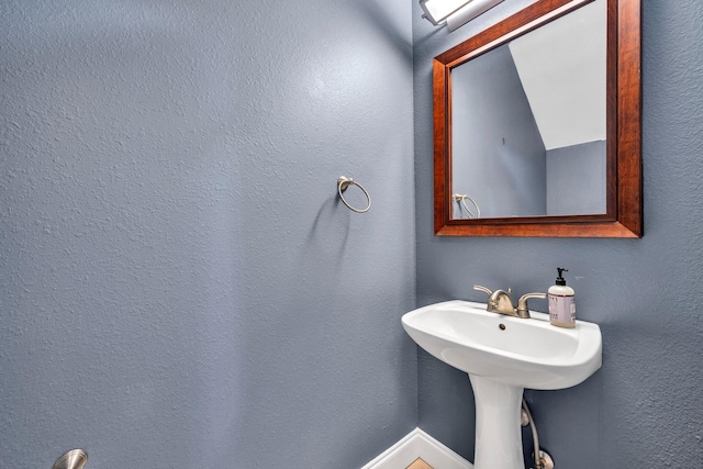 526 Valparaiso Pkwy Unit B, Valparaiso, FL 32580 - bathroom with a textured wall and baseboards
